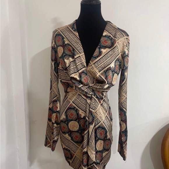 Twist front mini dress - Picture 2 of 3